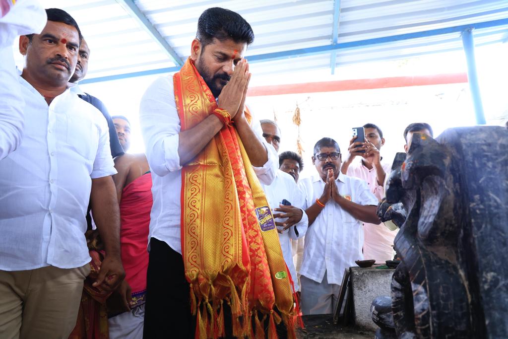 Revanth Reddy : కొడంగల్‌లో టీపీసీసీ చీఫ్ రేవంత్ రెడ్డి నామినేషన్.. ర్యాలీ దృశ్యాలు