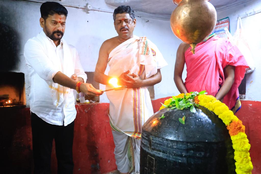 Revanth Reddy : కొడంగల్‌లో టీపీసీసీ చీఫ్ రేవంత్ రెడ్డి నామినేషన్.. ర్యాలీ దృశ్యాలు