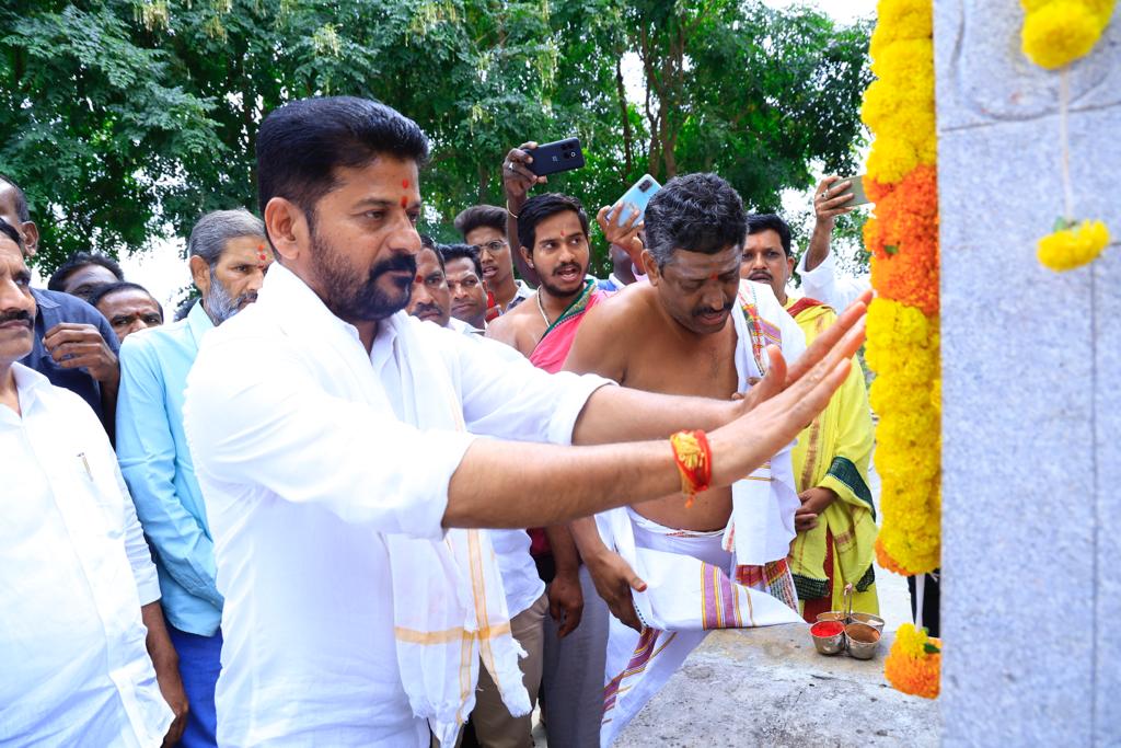 Revanth Reddy : కొడంగల్‌లో టీపీసీసీ చీఫ్ రేవంత్ రెడ్డి నామినేషన్.. ర్యాలీ దృశ్యాలు