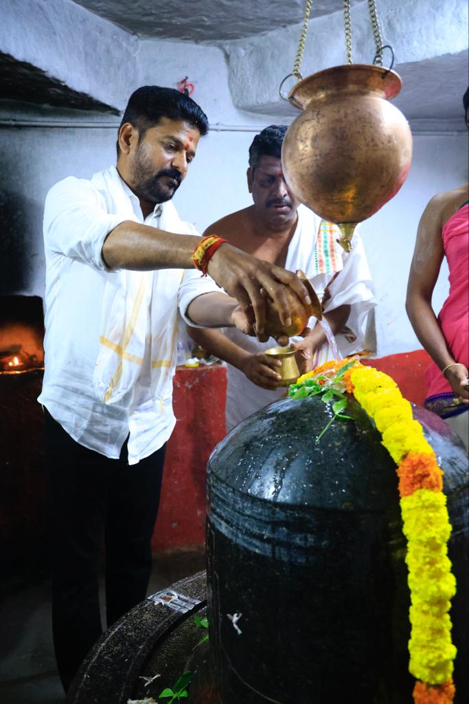 Revanth Reddy : కొడంగల్‌లో టీపీసీసీ చీఫ్ రేవంత్ రెడ్డి నామినేషన్.. ర్యాలీ దృశ్యాలు