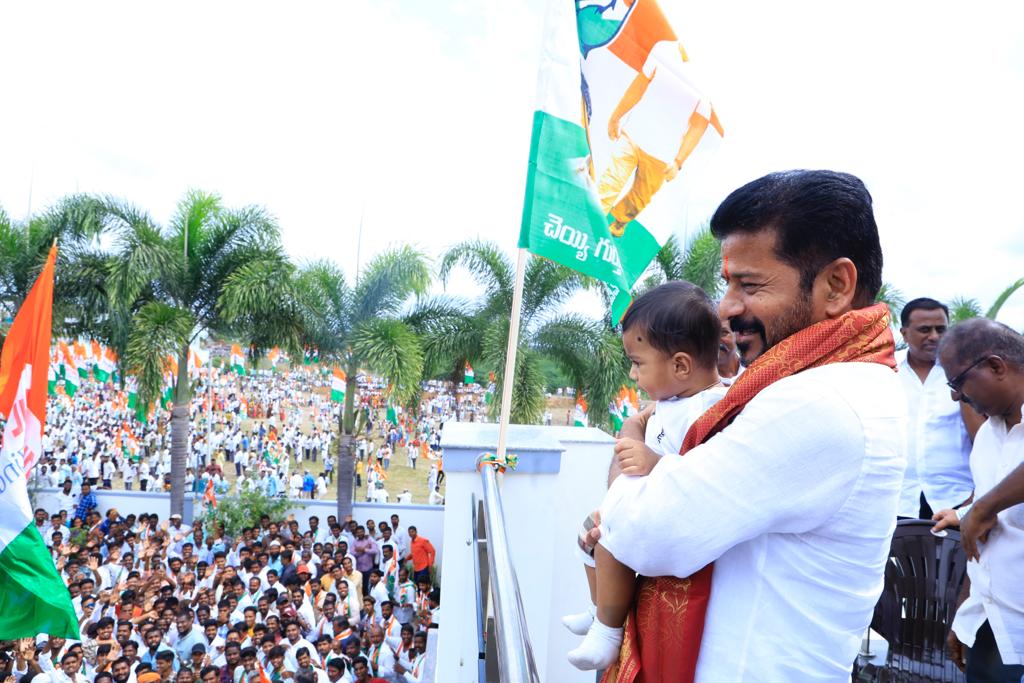 Revanth Reddy : కొడంగల్‌లో టీపీసీసీ చీఫ్ రేవంత్ రెడ్డి నామినేషన్.. ర్యాలీ దృశ్యాలు