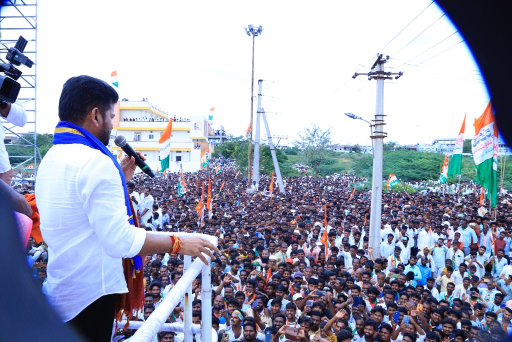 Revanth Reddy : కొడంగల్‌లో టీపీసీసీ చీఫ్ రేవంత్ రెడ్డి నామినేషన్.. ర్యాలీ దృశ్యాలు