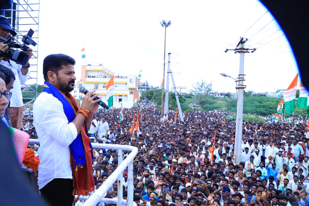 Revanth Reddy : కొడంగల్‌లో టీపీసీసీ చీఫ్ రేవంత్ రెడ్డి నామినేషన్.. ర్యాలీ దృశ్యాలు