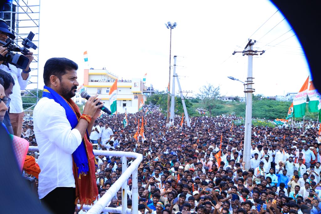 Revanth Reddy : కొడంగల్‌లో టీపీసీసీ చీఫ్ రేవంత్ రెడ్డి నామినేషన్.. ర్యాలీ దృశ్యాలు