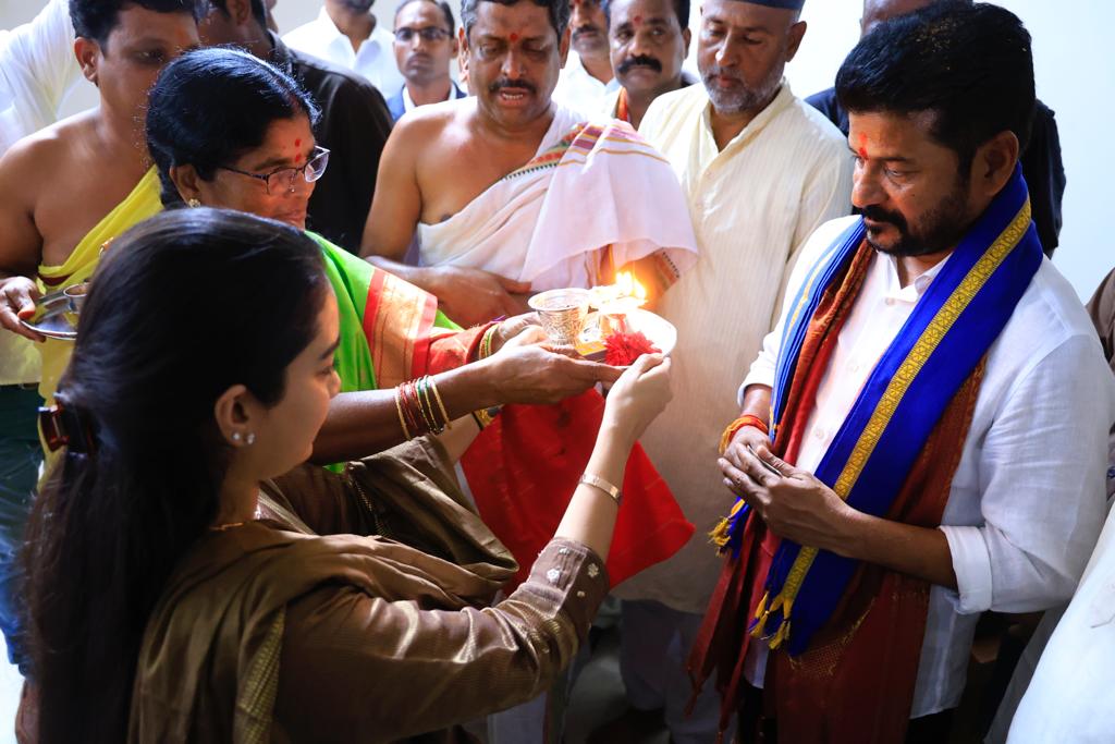 Revanth Reddy : కొడంగల్‌లో టీపీసీసీ చీఫ్ రేవంత్ రెడ్డి నామినేషన్.. ర్యాలీ దృశ్యాలు