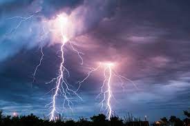 భారీ వర్షాలు: పిడుగుపాటు కారణంగా భవనంలో మంటలు