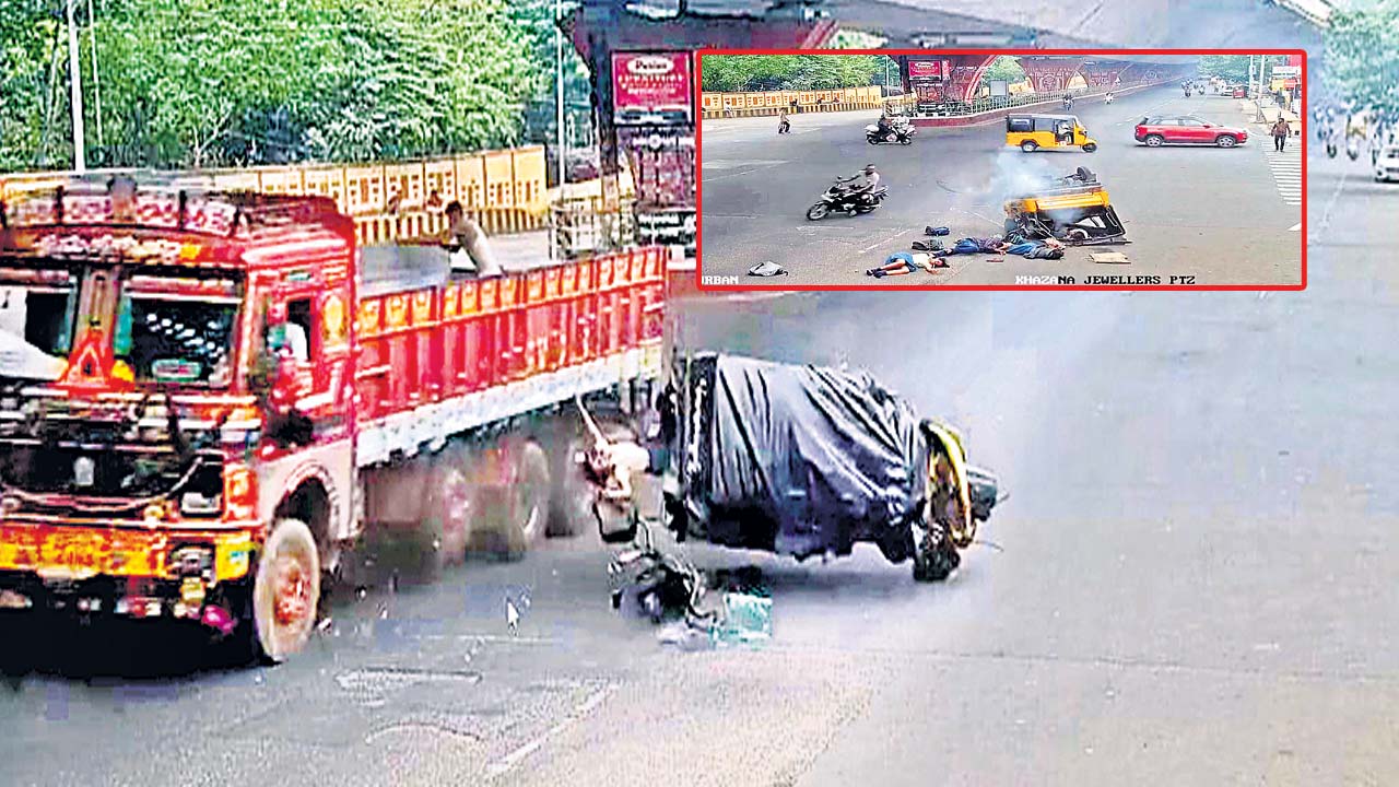 Lorry Accident : లారీని ఢీకొట్టి పల్టీ..!