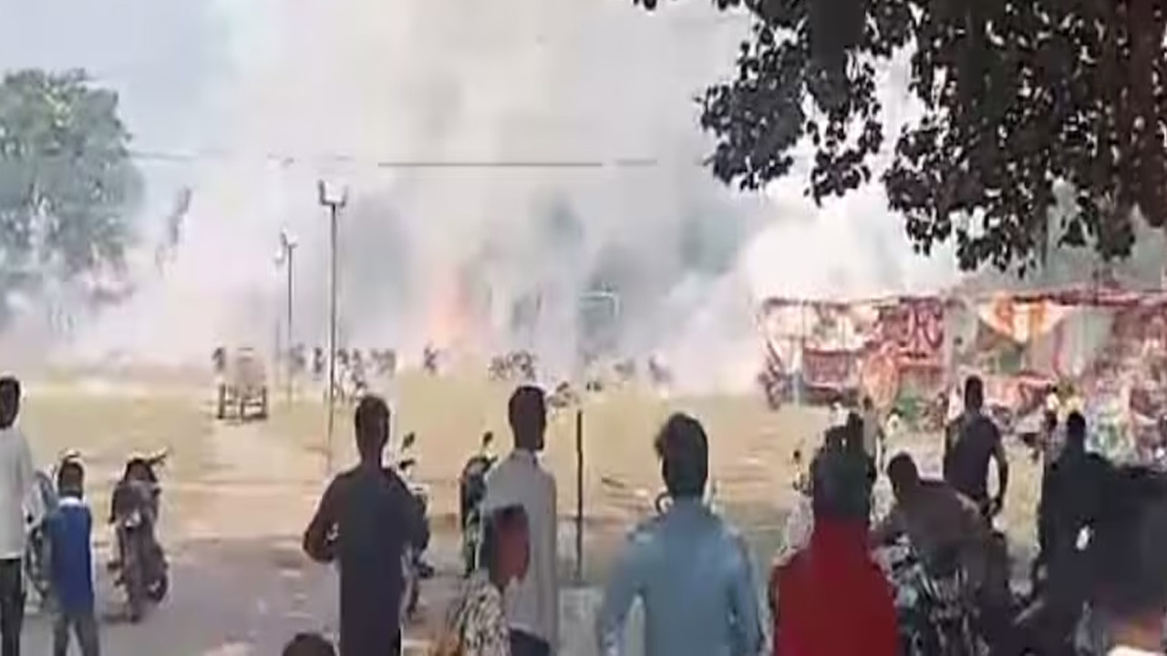 Mathura fire: బాణసంచా దుకాణాలు అగ్నికి ఆహుతి...పలువురికి గాయాలు