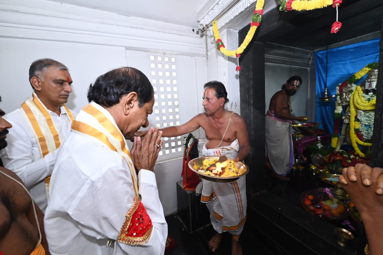 TS Assembly Polls : సిద్దిపేట జిల్లా  కోనాయిపల్లి వెంకటేశ్వర స్వామివారిని దర్శించుకొని, ప్రత్యేక పూజలు చేసిన సీఎం కేసీఆర్