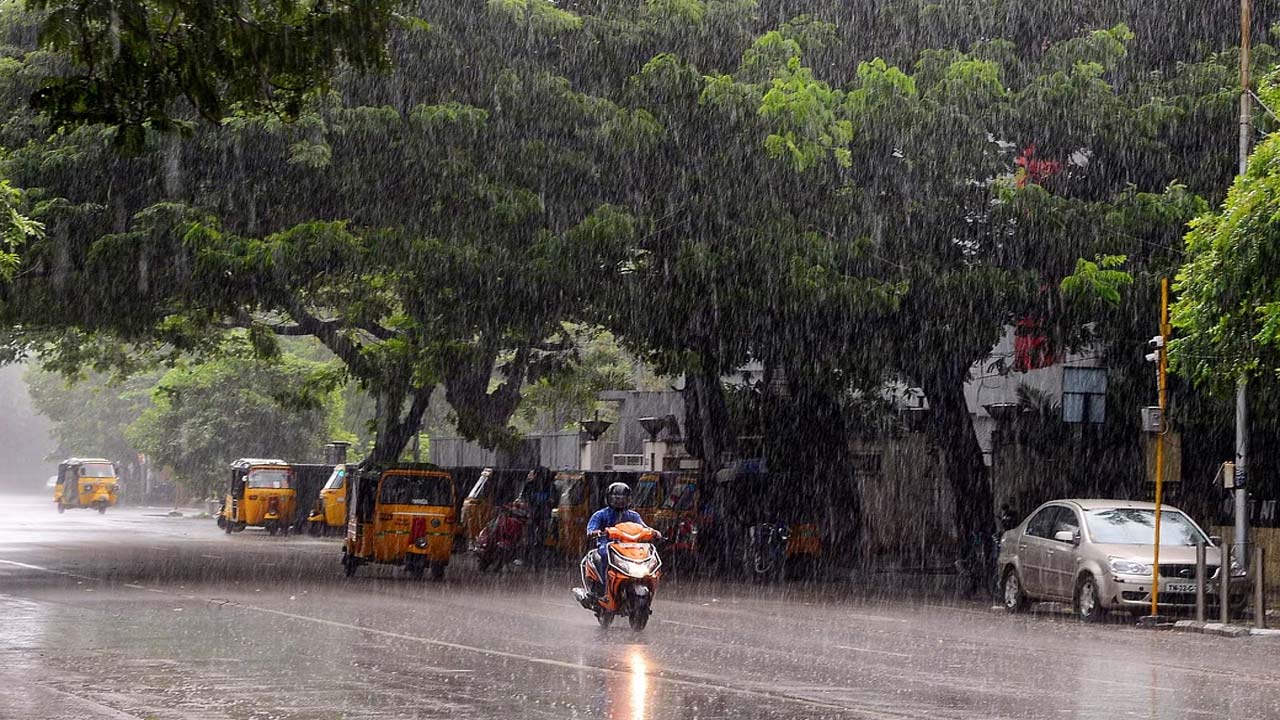 Heavy rain: కడలూరులో భారీ వర్షం.. కూలిన భవనం