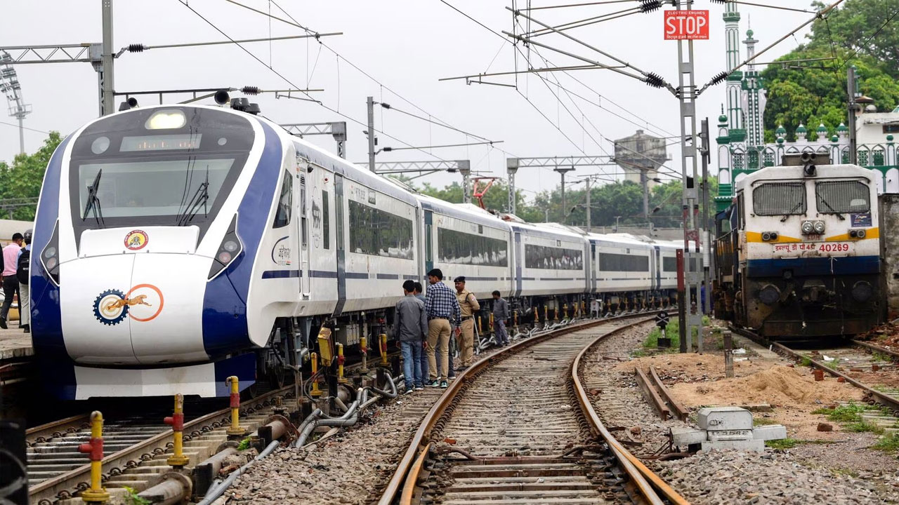 Vande Bharat Train: వందే భారత్‌ రైలింజన్‌లో సాంకేతిక లోపం