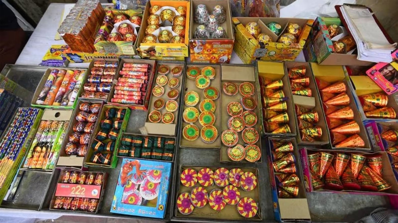 Diwali: మీరు దీపావళి టపాసులు కొంటున్నారా.. అయితే.. కాల్చేందుకు ఈ నిబంధనలు పాటించాల్సిందే మరి... 