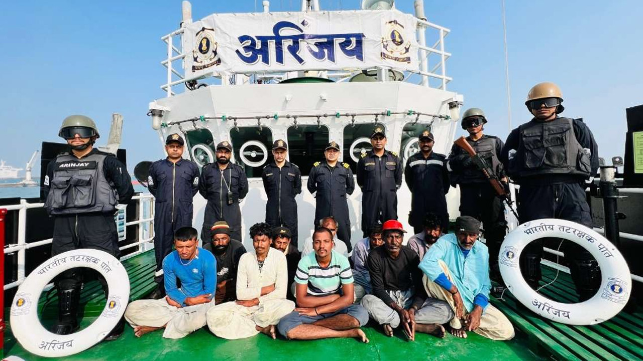 Pak boat apprehended: ఐసీజీఎస్ అరింజయ్‌తో ఛేజ్.. పాక్ బోటు స్వాధీనం 