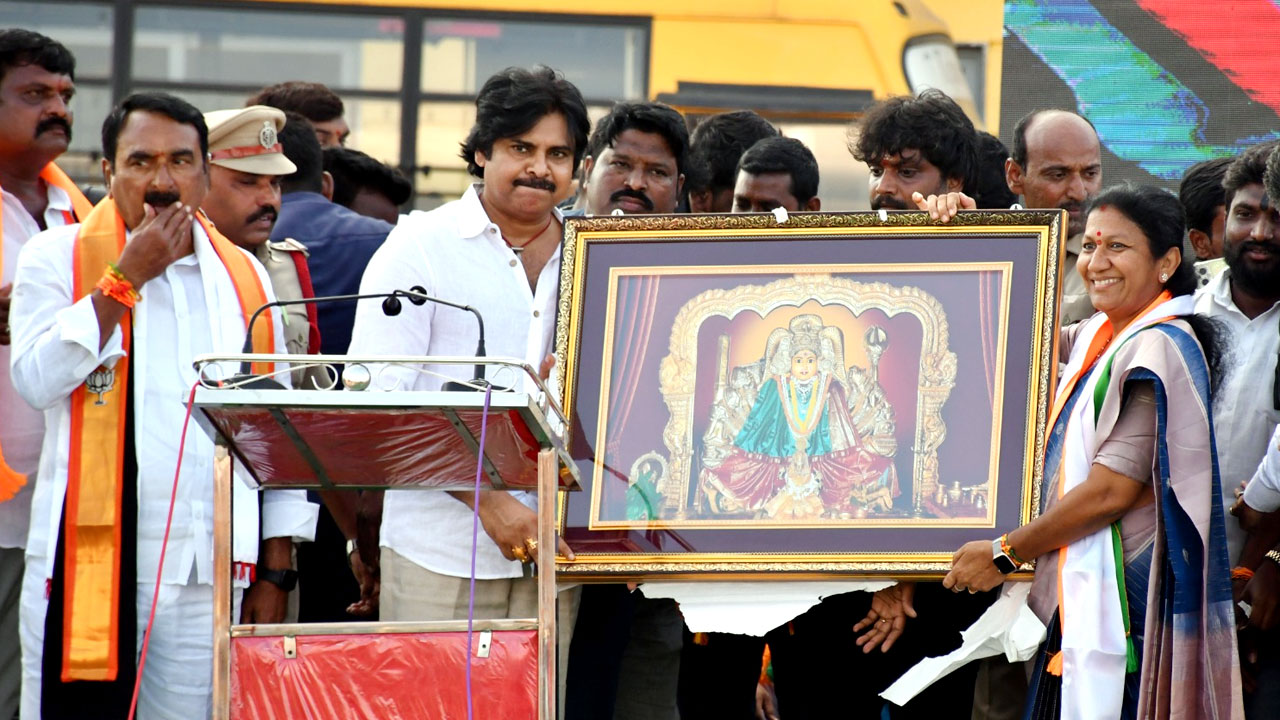 Telangana Elestions: హన్మకొండలో బీజేపీ విజయ సంకల్ప సభకు హాజరైన జనసేన అధినేత పవన్ కళ్యాణ్