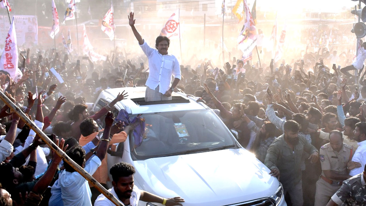 Telangana Elestions: హన్మకొండలో బీజేపీ విజయ సంకల్ప సభకు హాజరైన జనసేన అధినేత పవన్ కళ్యాణ్