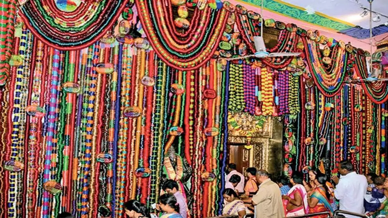 Vijayawada Durgamma: గాజుల అలంకరణలో దుర్గమ్మ.. తరలివస్తున్న భక్తులు