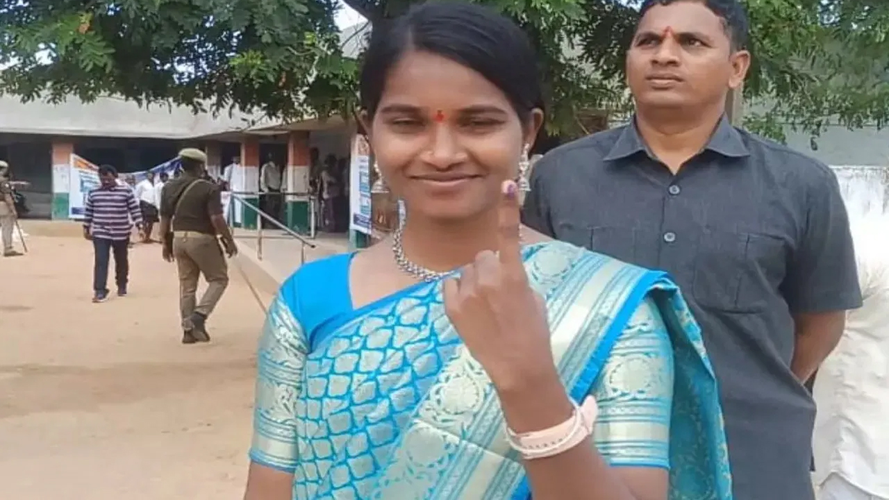 Telangana Elections 2023: ఓటు వేసిన బర్రెలక్క.. ప్రతి ఒక్కరూ ఓటు వేయాలని పిలుపు 