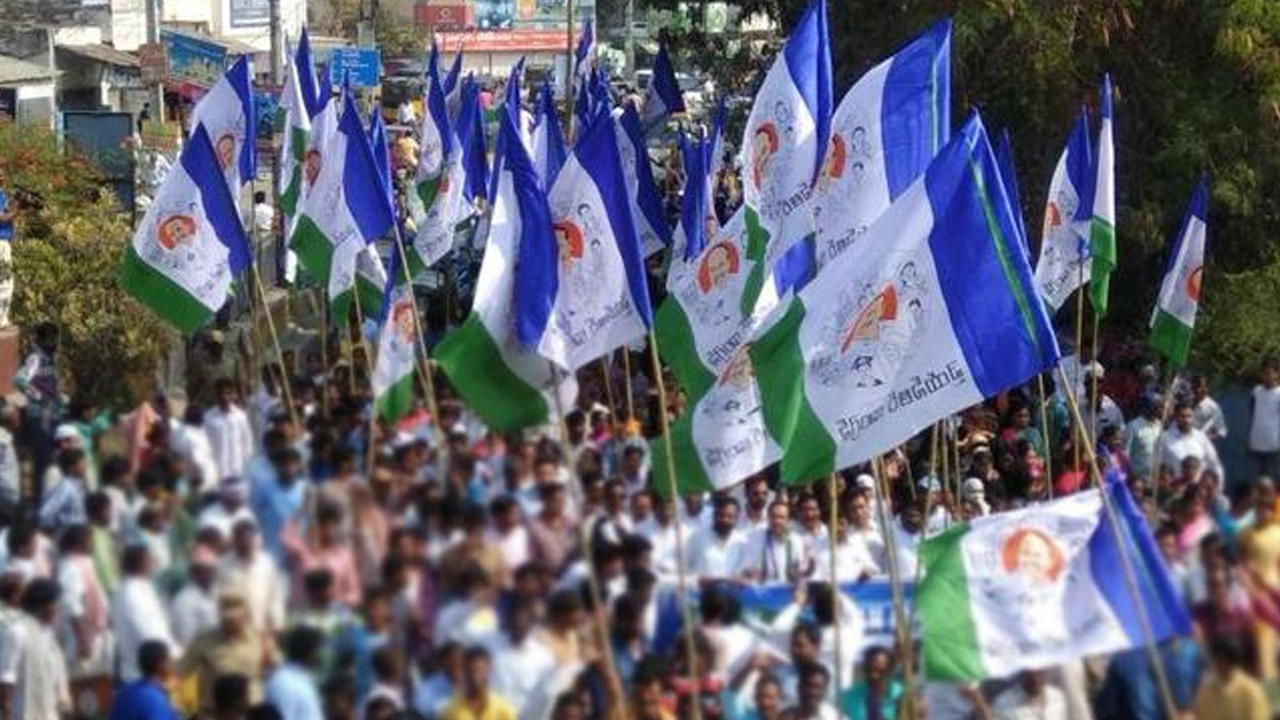 YCP: వైసీపీ సభకు ఆటోల్లో జనాల తరలింపు.. సభ మొదలు కాకుండానే వెళ్లిపోయిన ప్రజలు