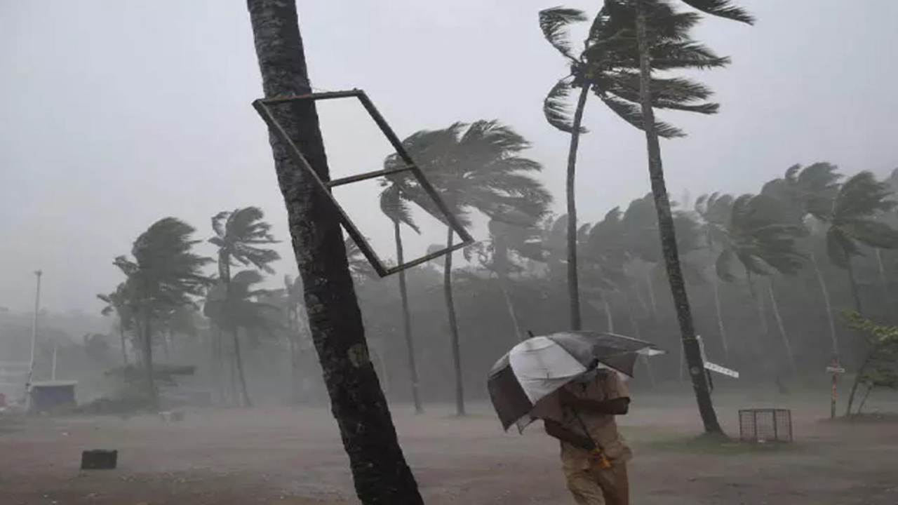 Cyclone Michaung: మిచాంగ్ ఎఫెక్ట్.. తీర ప్రాంత గ్రామాల్లో హైఅలర్ట్