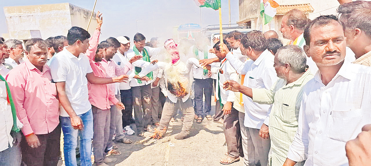 కేసీఆర్‌ దిష్టిబొమ్మల దహనం