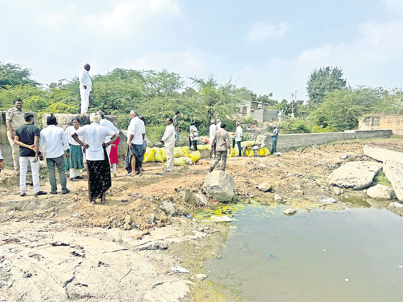 బేతవోలులో ముగిసిన చెరువు అలుగు వివాదం 