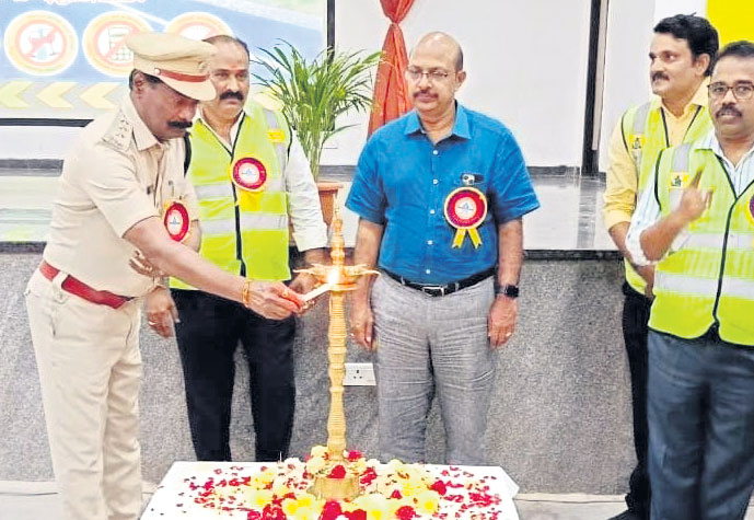  రోడ్డు భద్రతా ప్రమాణాలు పాటించాలి