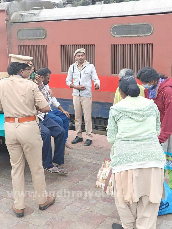 పట్టాలు తప్పిన చార్మినార్‌ ఎక్స్‌ప్రెస్‌