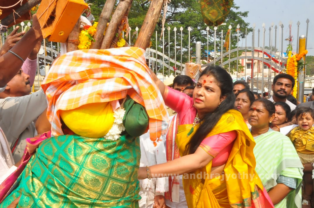 మేడారంలో మంత్రులు సురేఖ, సీతక్క