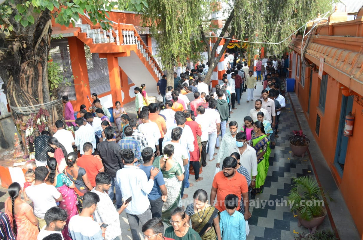 నగరం.. భక్తిపారవశ్యం