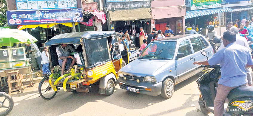 పట్టణంలో ట్రాఫిక్‌ కష్టాలు