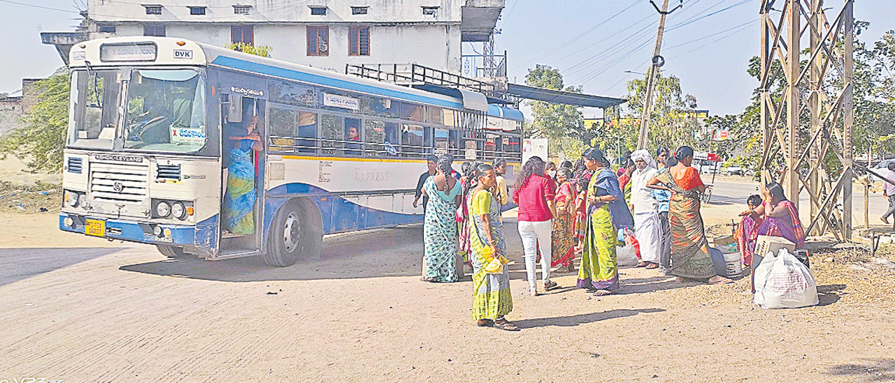 ప్రయాణికులతో కిక్కిరిసిన బస్సులు