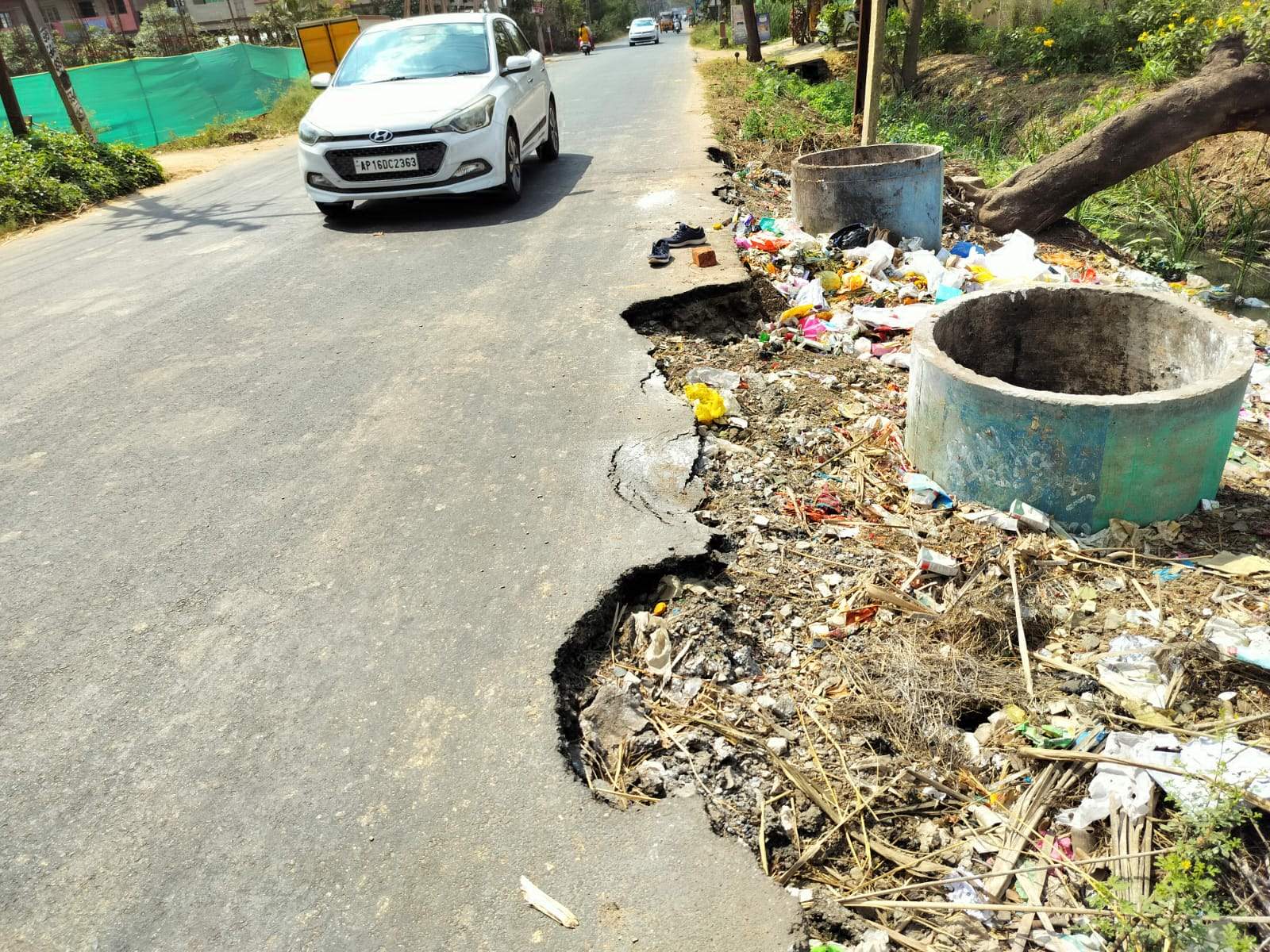  ప్రమాదకరంగా రోడ్డు! 