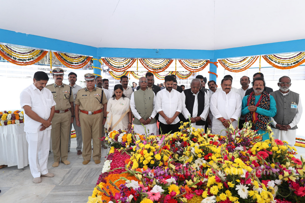 మహాత్ముడికి అశ్రుతాంజలి