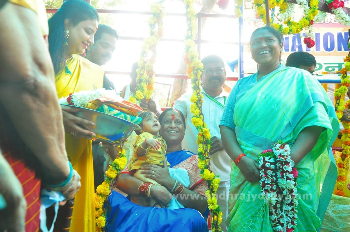 మేడారంలో మంత్రులు సురేఖ, సీతక్క