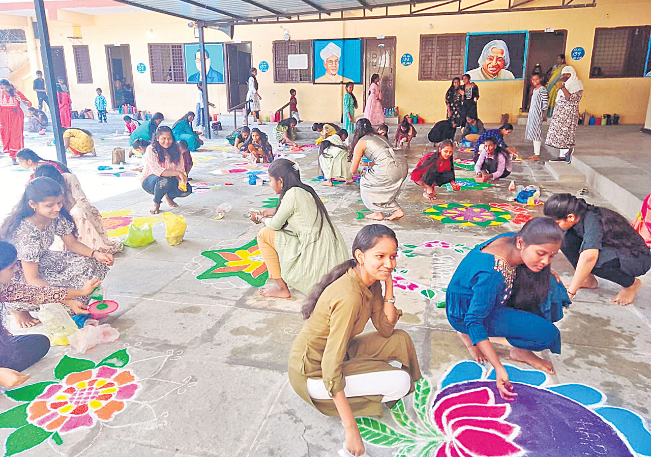 మహిళలు అన్నింటా ప్రగతిని సాధించాలి