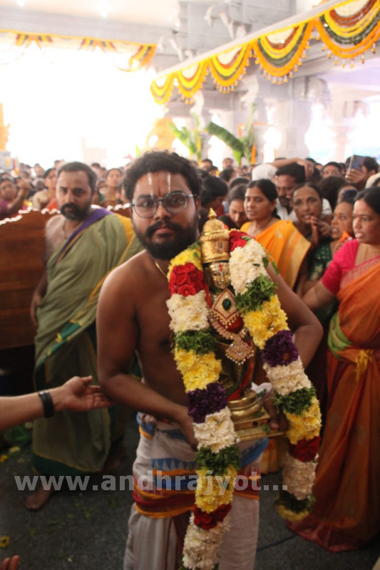 నగరం.. భక్తిపారవశ్యం