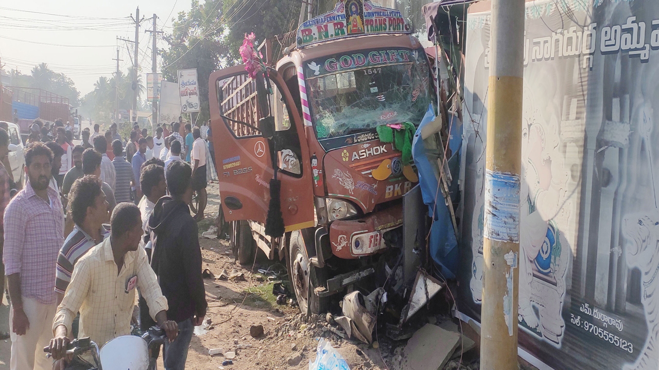 ఆకివీడులో వ్యాన్‌ బీభత్సం