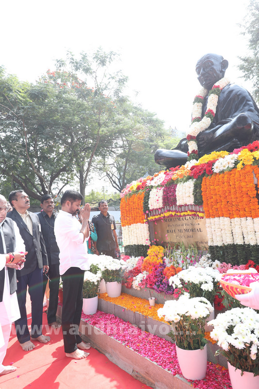 మహాత్ముడికి అశ్రుతాంజలి