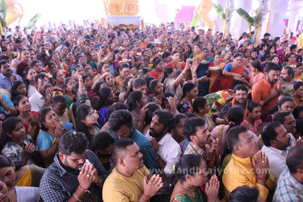 నగరం.. భక్తిపారవశ్యం