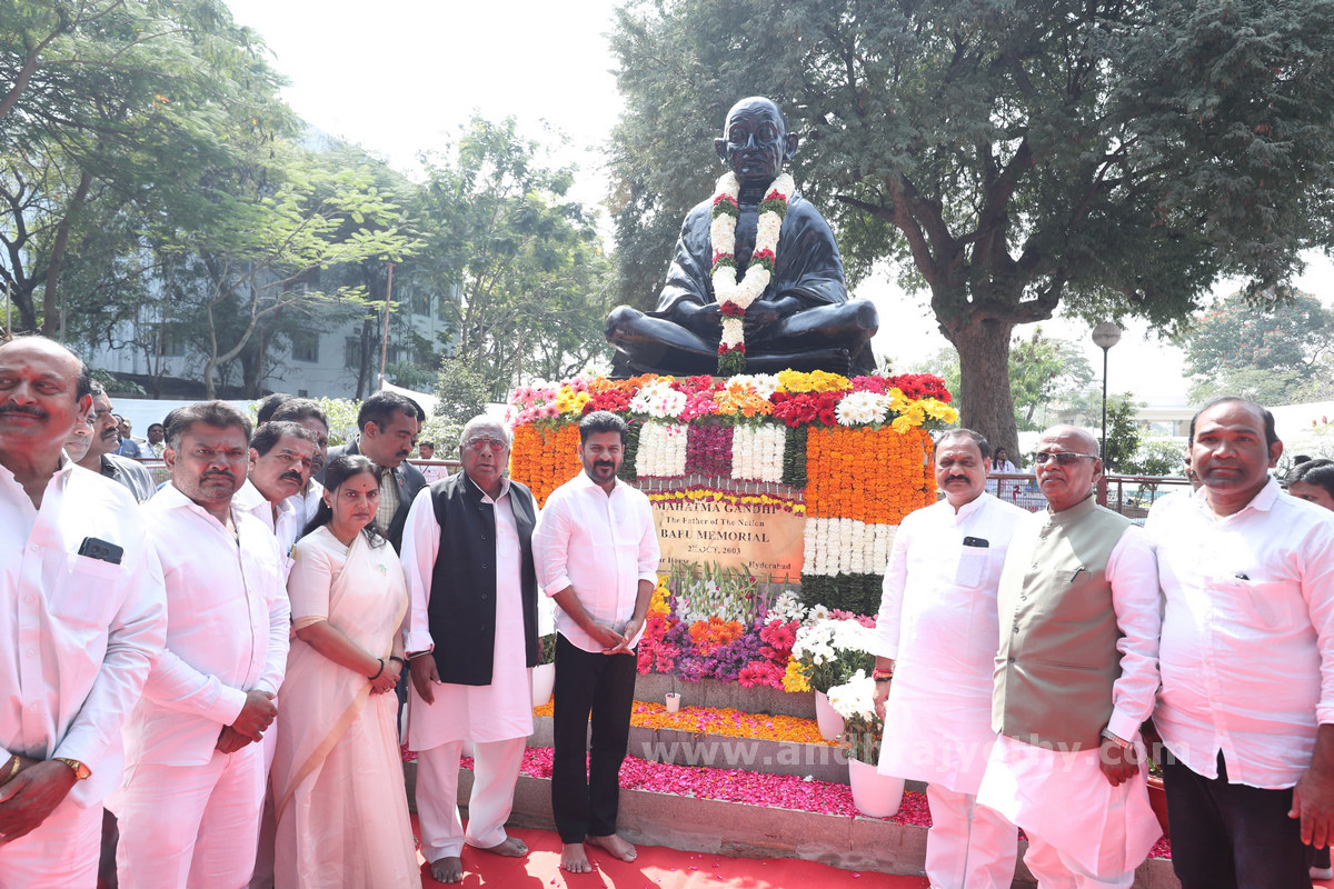 మహాత్ముడికి అశ్రుతాంజలి