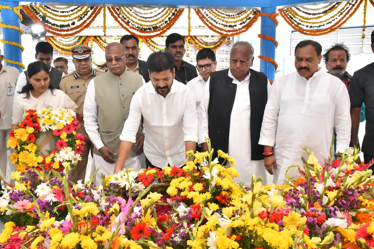 మహాత్ముడికి అశ్రుతాంజలి