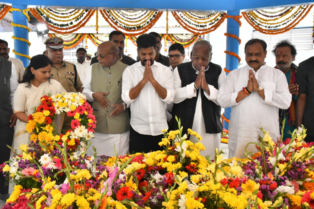 మహాత్ముడికి అశ్రుతాంజలి