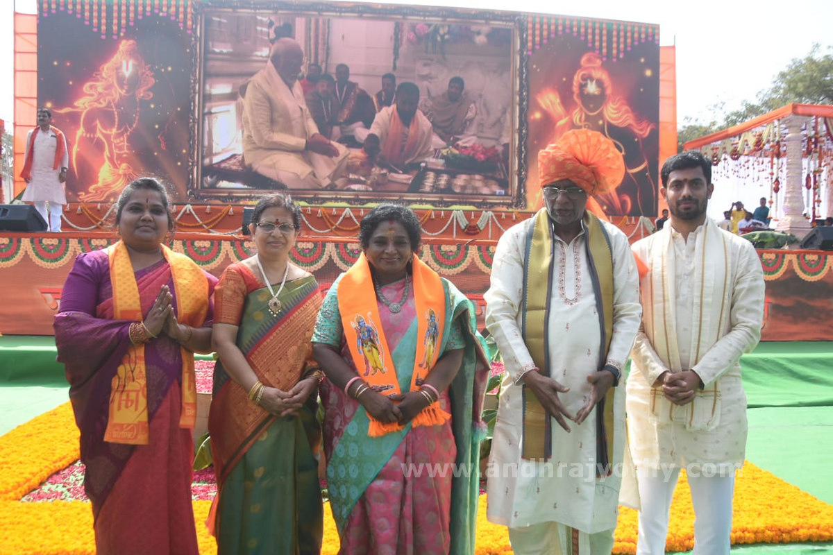 నగరం.. భక్తిపారవశ్యం