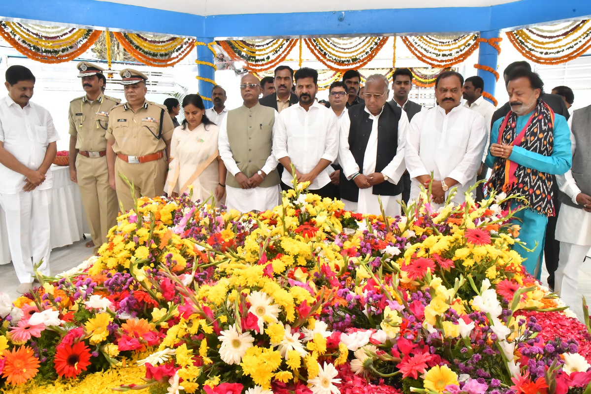 మహాత్ముడికి అశ్రుతాంజలి