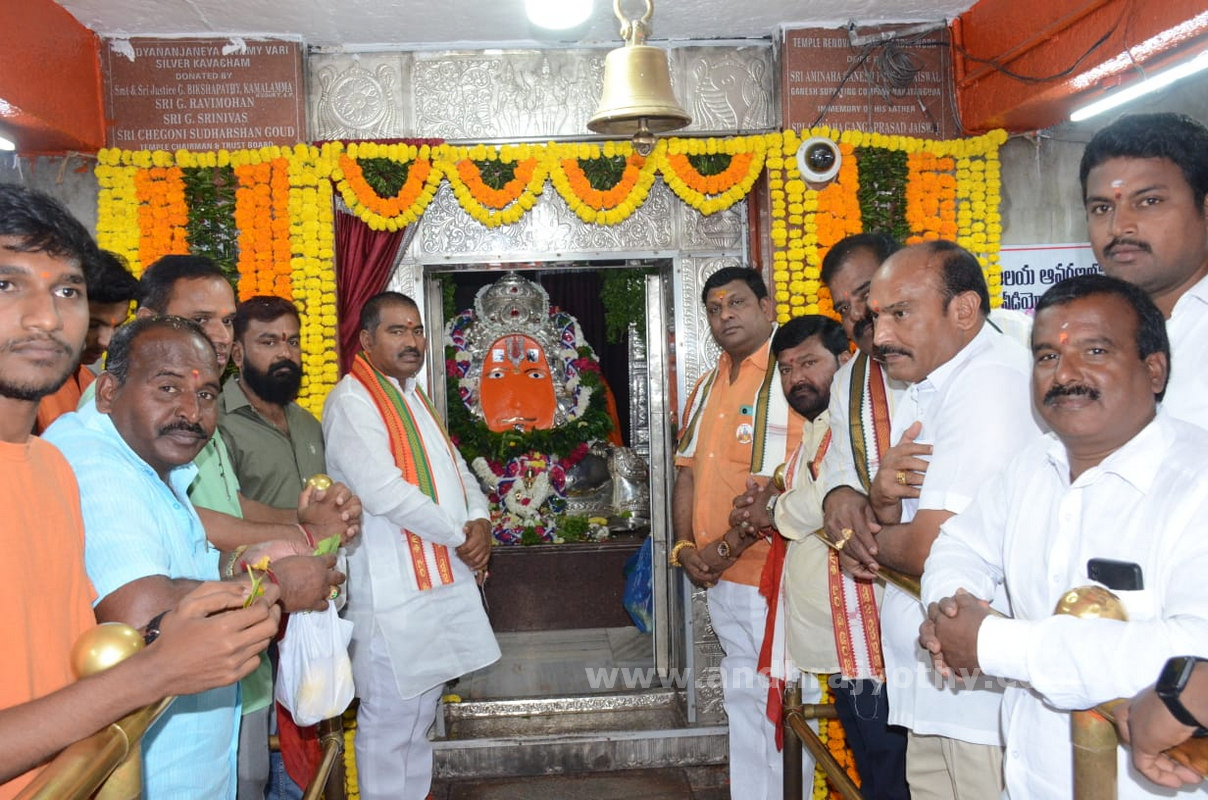 నగరం.. భక్తిపారవశ్యం