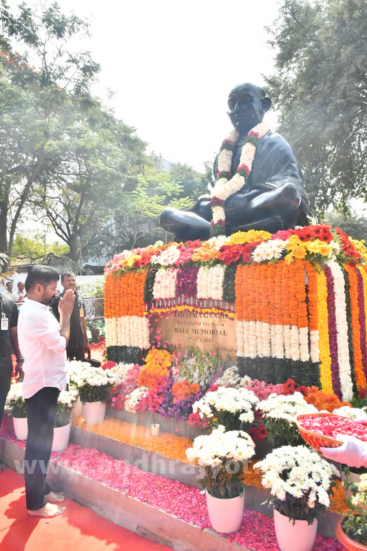 మహాత్ముడికి అశ్రుతాంజలి