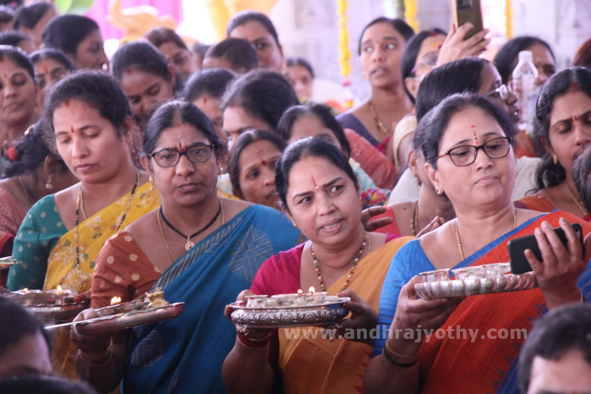 నగరం.. భక్తిపారవశ్యం