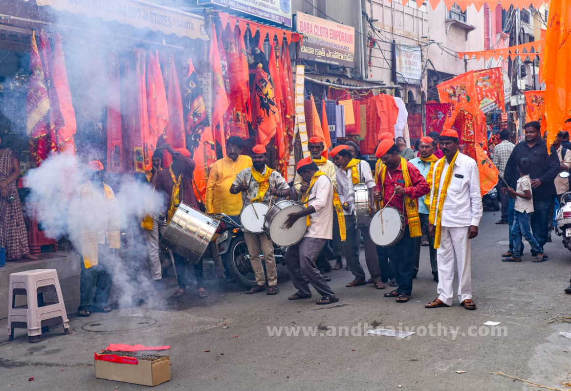 నగరం.. భక్తిపారవశ్యం