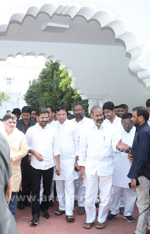 అద్భుతాలేందో చూపండి.. 