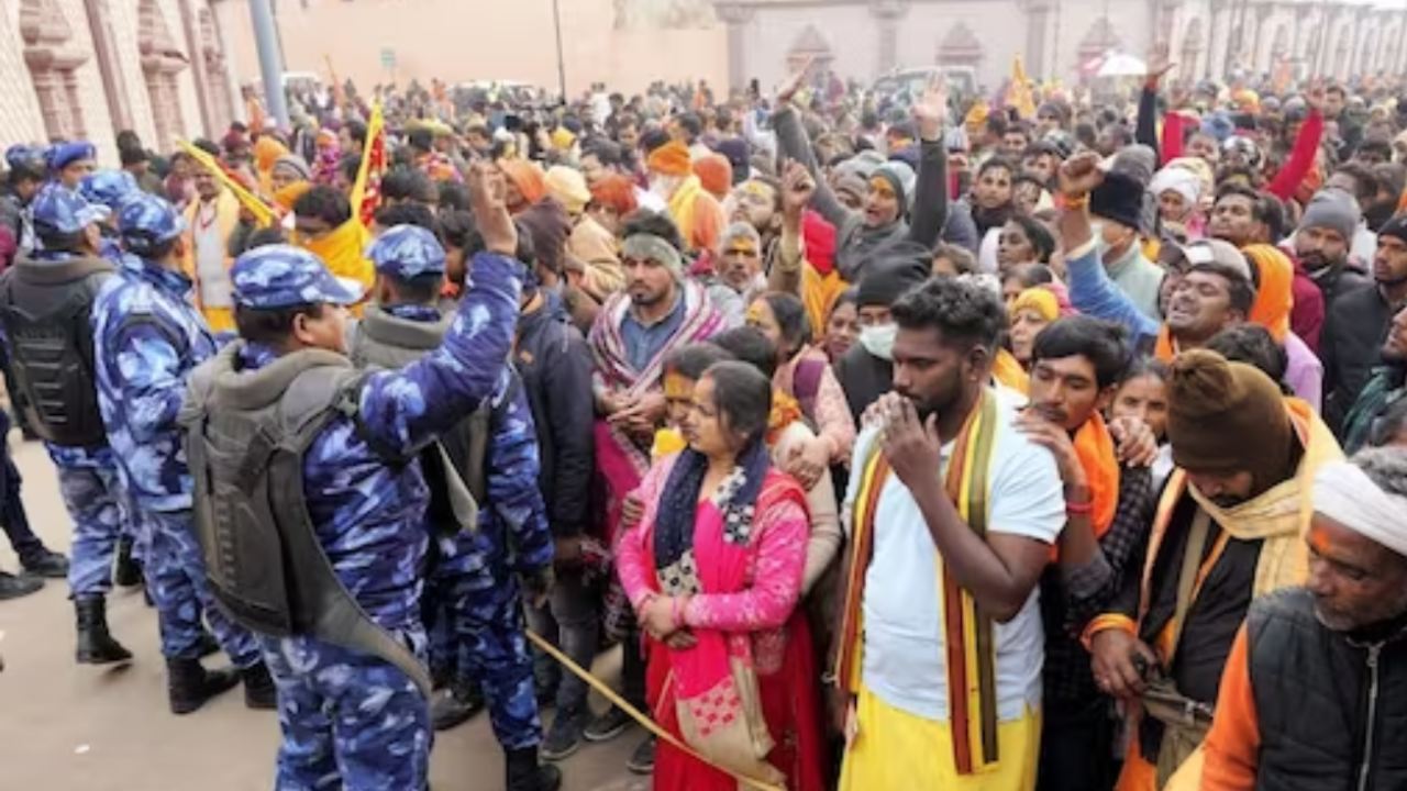 Ram Mandir: వామ్మో.. తొలి రోజునే ఇంత రద్దీనా.. అయోధ్య రామమందిరాన్ని ఎంతమంది సందర్శించారో తెలిస్తే..